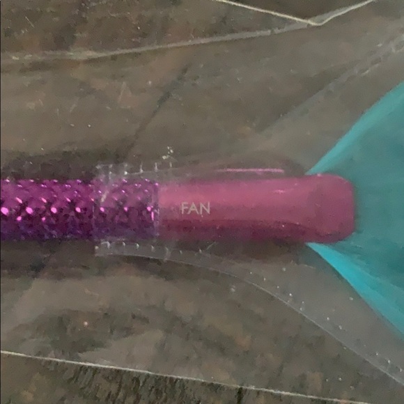 MODA Colorful Fan Brush- NEW - Picture 3 of 3